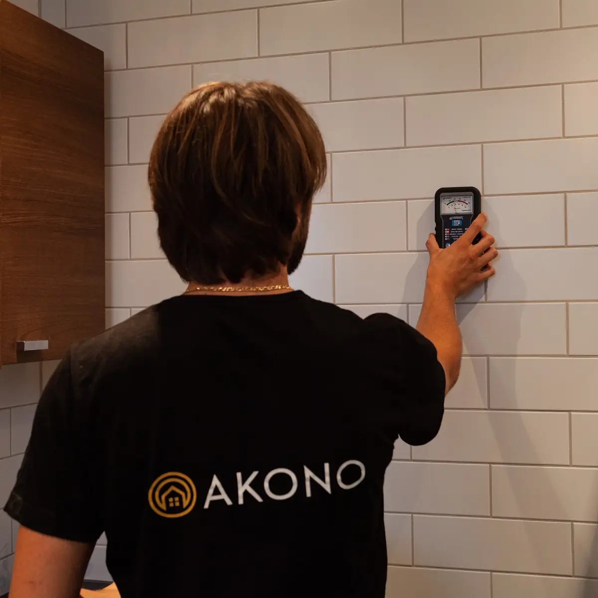 Akonos tekniker mäter med instrument